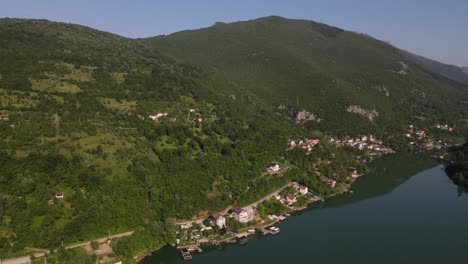 Vista-Aérea-De-La-Montaña-Y-El-Río-De-Una-Ciudad-En-Jablanica-Bosnia-Y-Herzegovina-Vista-De-Drones