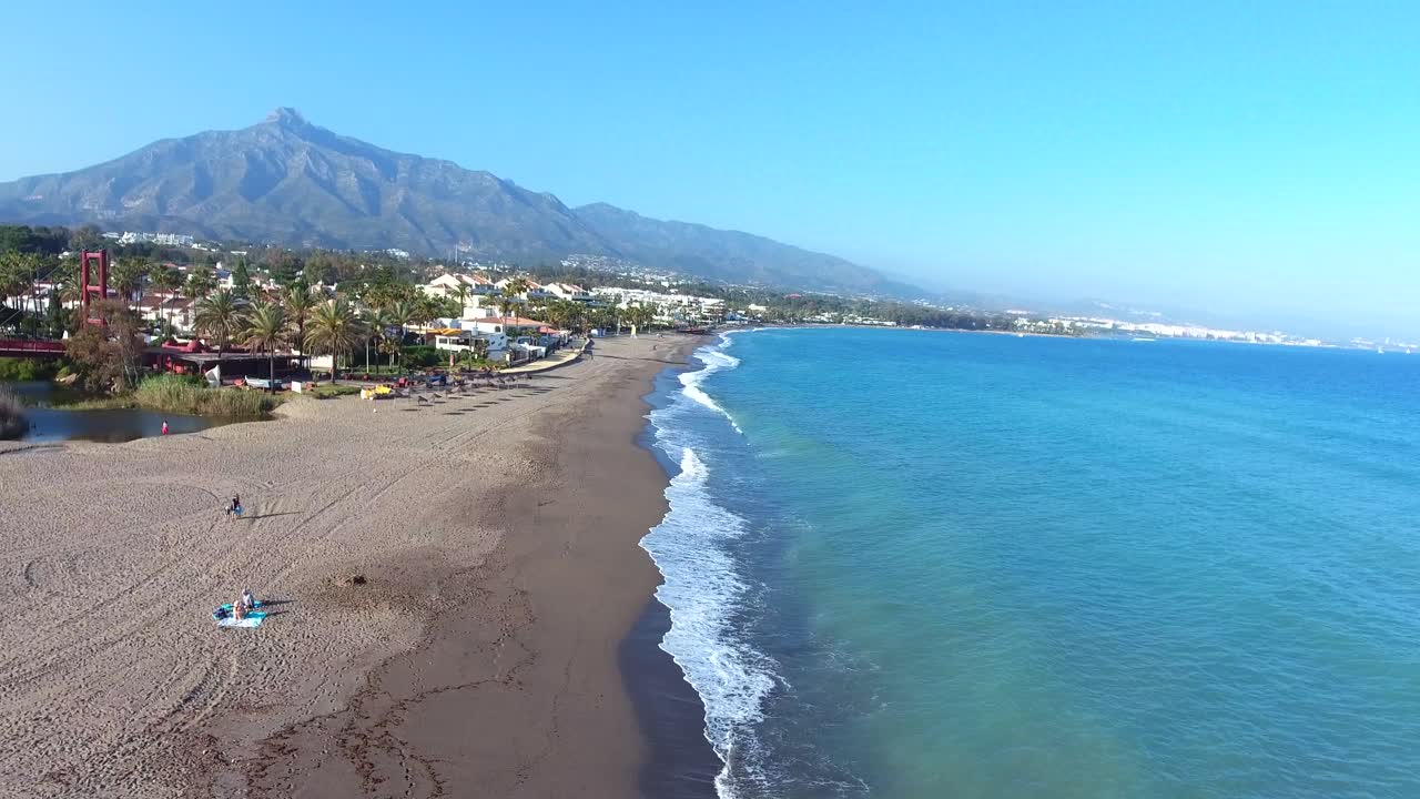 drone volando vista de marbella y milla de oro con playa y montaña la concha, hermosa vista de la costa del sol