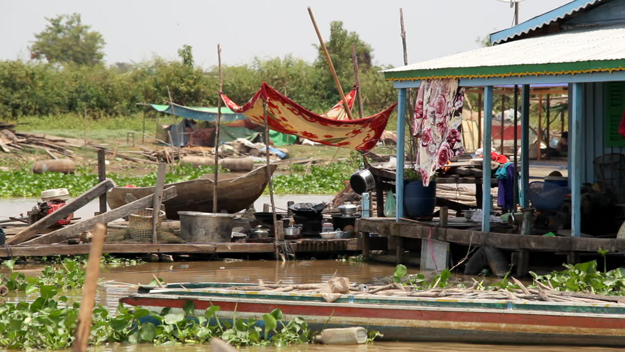 在柬埔寨的tonle sap河上漂浮的房子