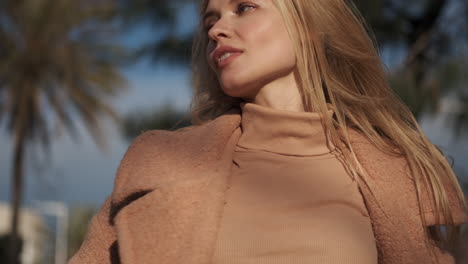 Young-woman-posing-in-the-park.