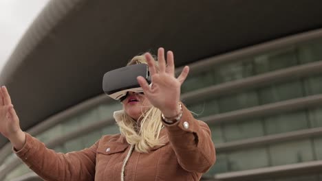 mujer madura con cabello largo en gafas vr al aire libre