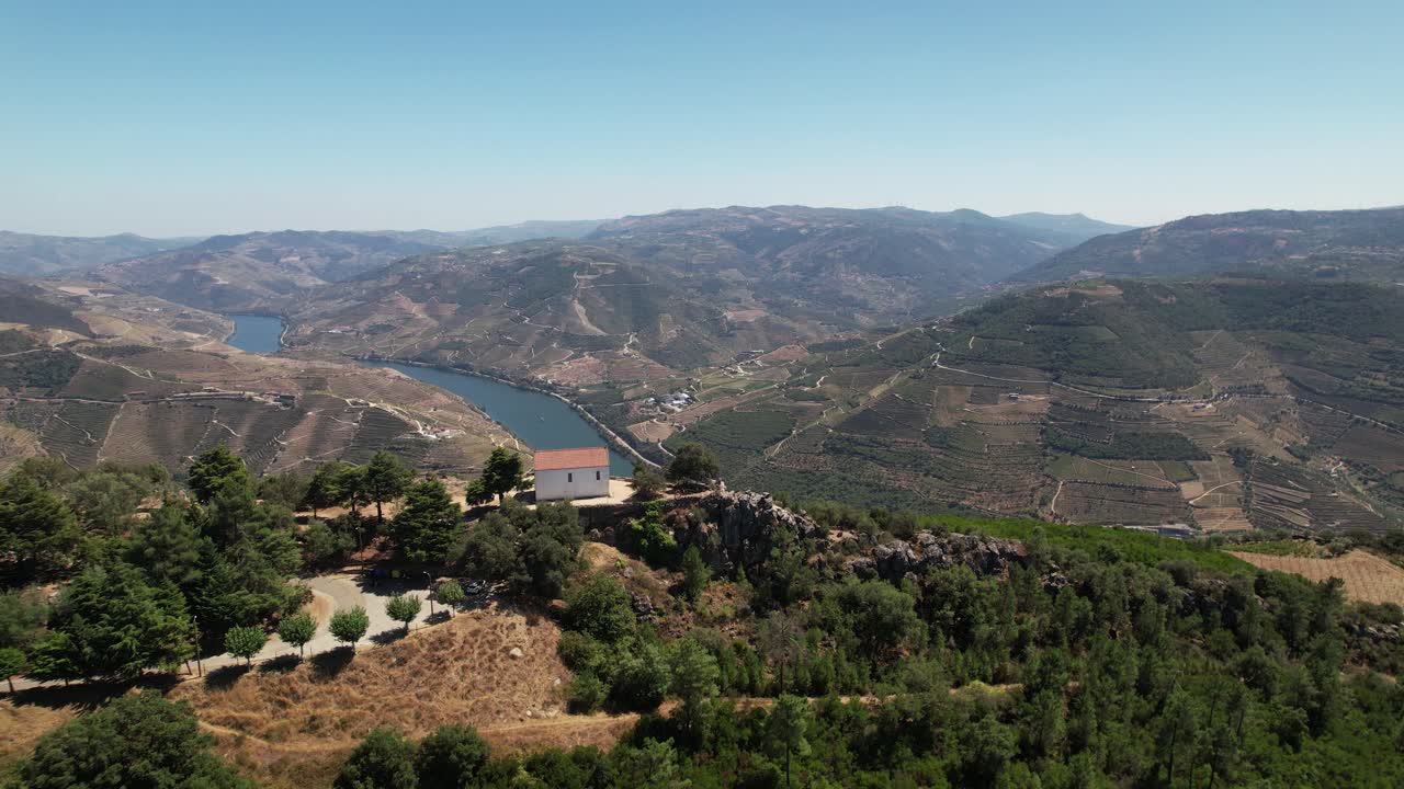 Lo splendido fiume Douro dal punto panoramico di Galafura, vista aerea.