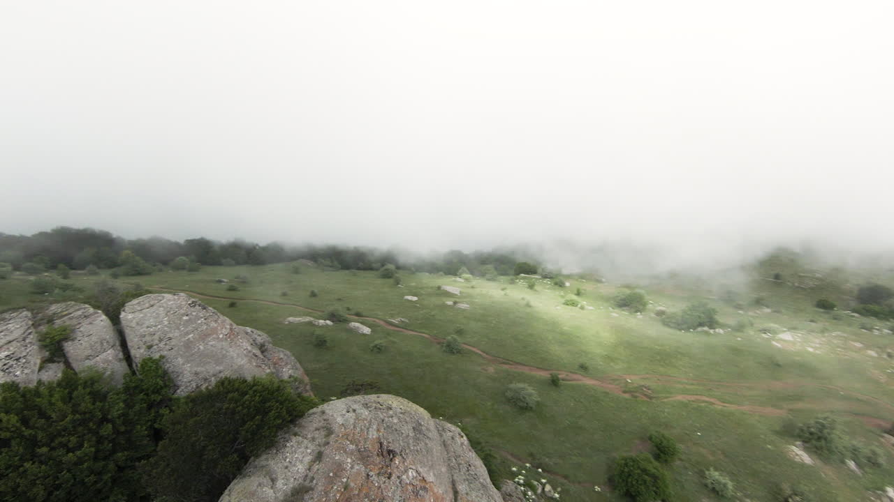 Paisaje montañoso de niebla