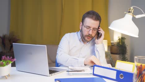 Hombre-Trabajador-De-Oficina-En-Casa-Negociando-Dólares.