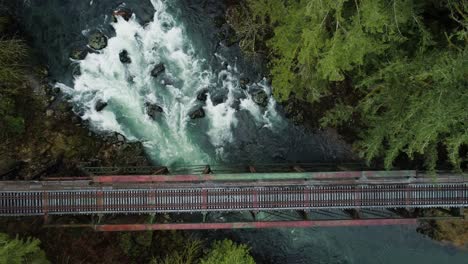 Der-Blaugrüne-Lewis-River-Fließt-Durch-Eine-Statische-Aufnahme-Auf-Der-Diagonale,-Eine-Statische-Drohnenaufnahme