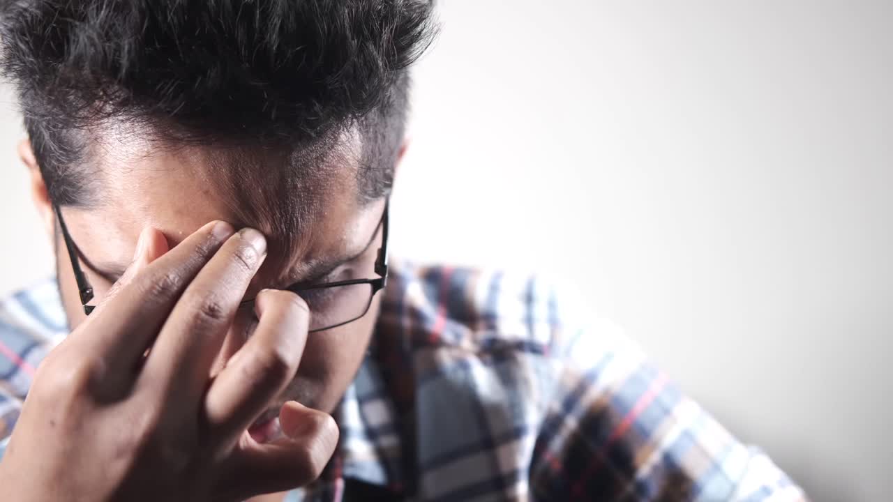 hombre experimentando angustia