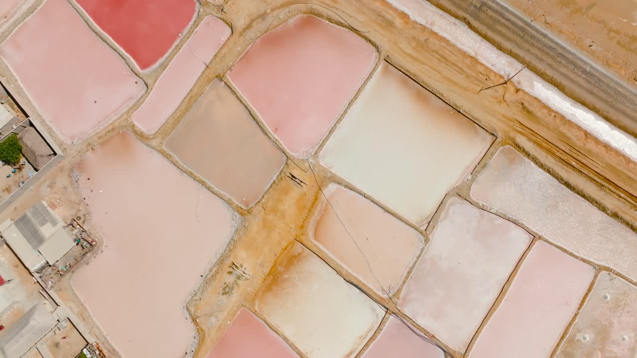 toma aérea de un salar, colombia, la guajira