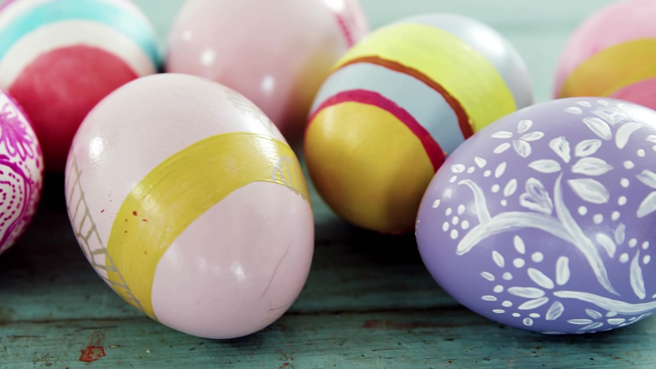 Eggs shifting right on green HAPPY EASTER frame appearing, sliding revealing purple egg celebrating