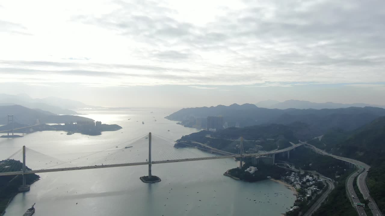 horizonte de la bahía de hong kong al atardecer, toma aérea amplia de gran altitud