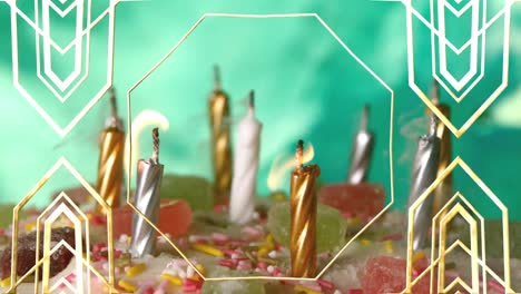diseño de marco decorativo dorado sobre velas encendidas en un pastel