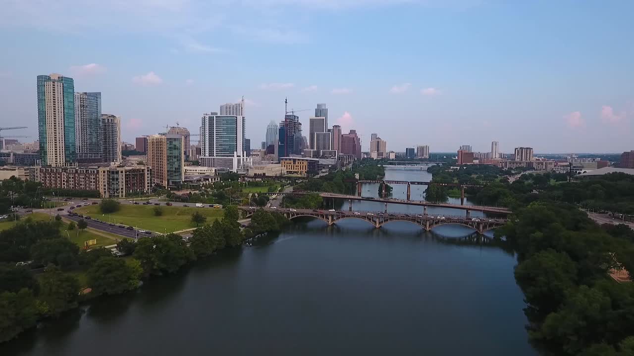 공중:아름답고 화창한 날 텍사스주 오스틴 시내에서 드론이 밀고 올라오고 있습니다.