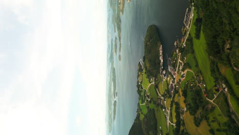 Blick-Auf-Die-Berge-Des-Kleinen-Dorfes-Fister-An-Der-Wunderschönen-Norwegischen-Küste