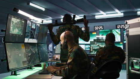 operador de sistemas de telecomunicaciones del ejército que utiliza equipos de radio y satélite