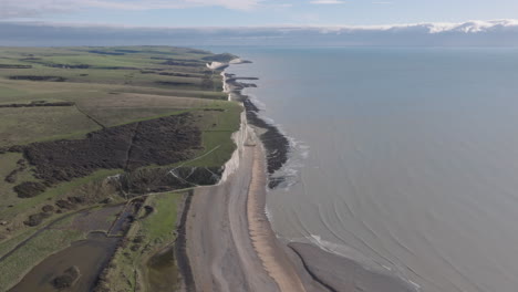 fotografía aérea sobre los acantilados y la playa de las siete hermanas