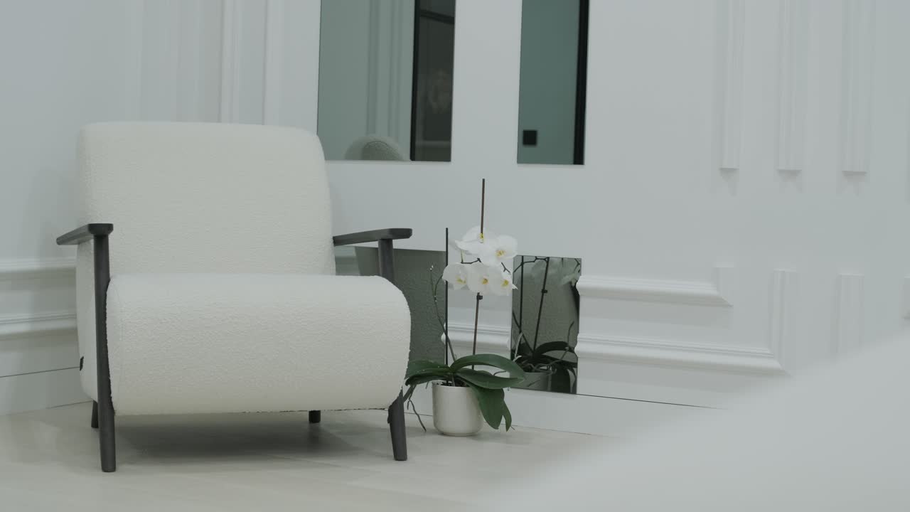 rincón moderno acogedor con sillón texturizado y acentos decorativos