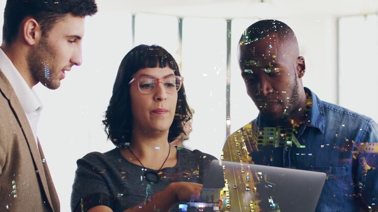 Forretningsteam diskuterer projekt i moderne kontor