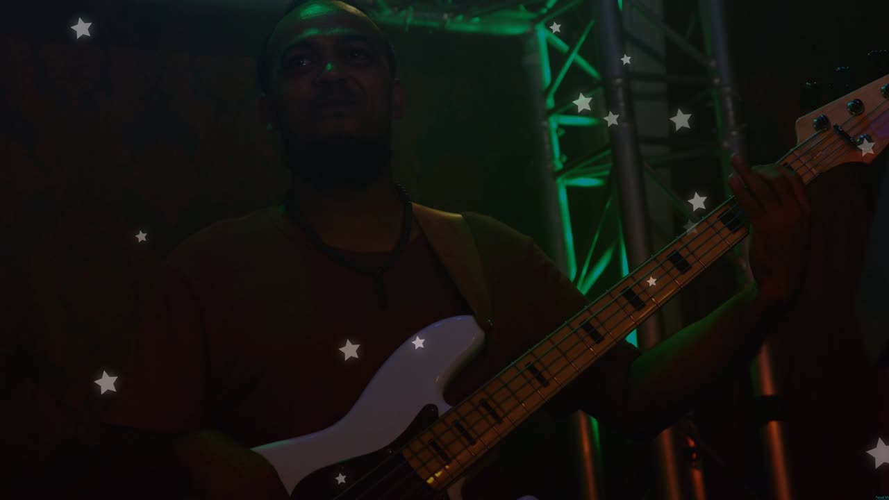Männlicher Bassist spielt nach Lichtzeichen weißen Bass, während animierte Sterne für Musik um ihn schweben.
