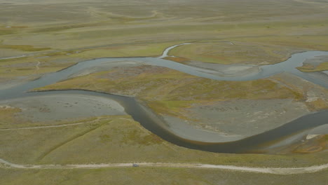 高空飛翔的無人機拍攝了阿根廷平原流經的大河里奧 (rio grande)