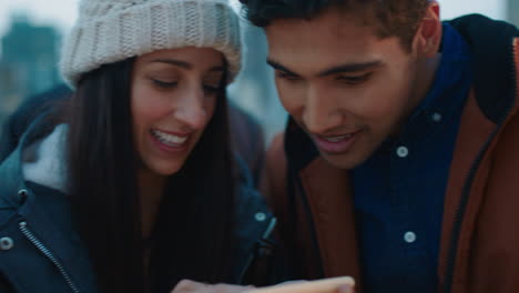 Mujer-Joven-Usando-Un-Teléfono-Inteligente-Mostrando-A-Un-Grupo-De-Amigos-Diversos-Entretenimiento-En-Las-Redes-Sociales-Disfrutando-De-Una-Fiesta-En-La-Azotea-Al-Atardecer