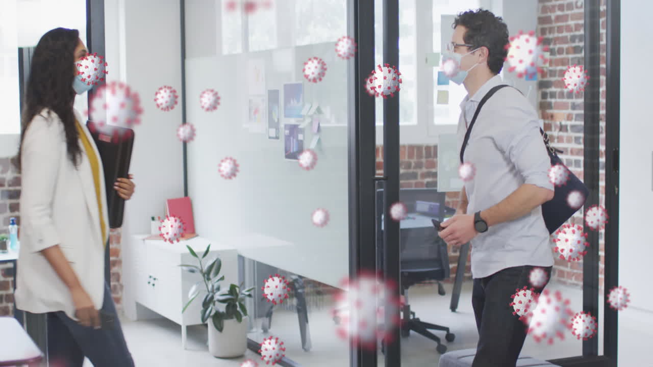 사무실에서 얼굴 마스크를 쓰고 팔꿈치를 만지는 남자와 여자 위의 코로나 19 세포의 애니메이션