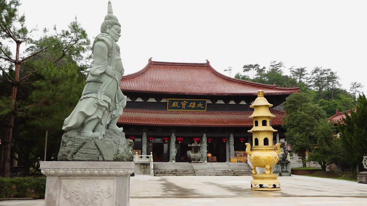 Establishing Wide shot of a temple in Fujian province, China.