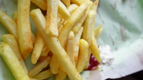 patatas fritas sabrosas con condimentos
