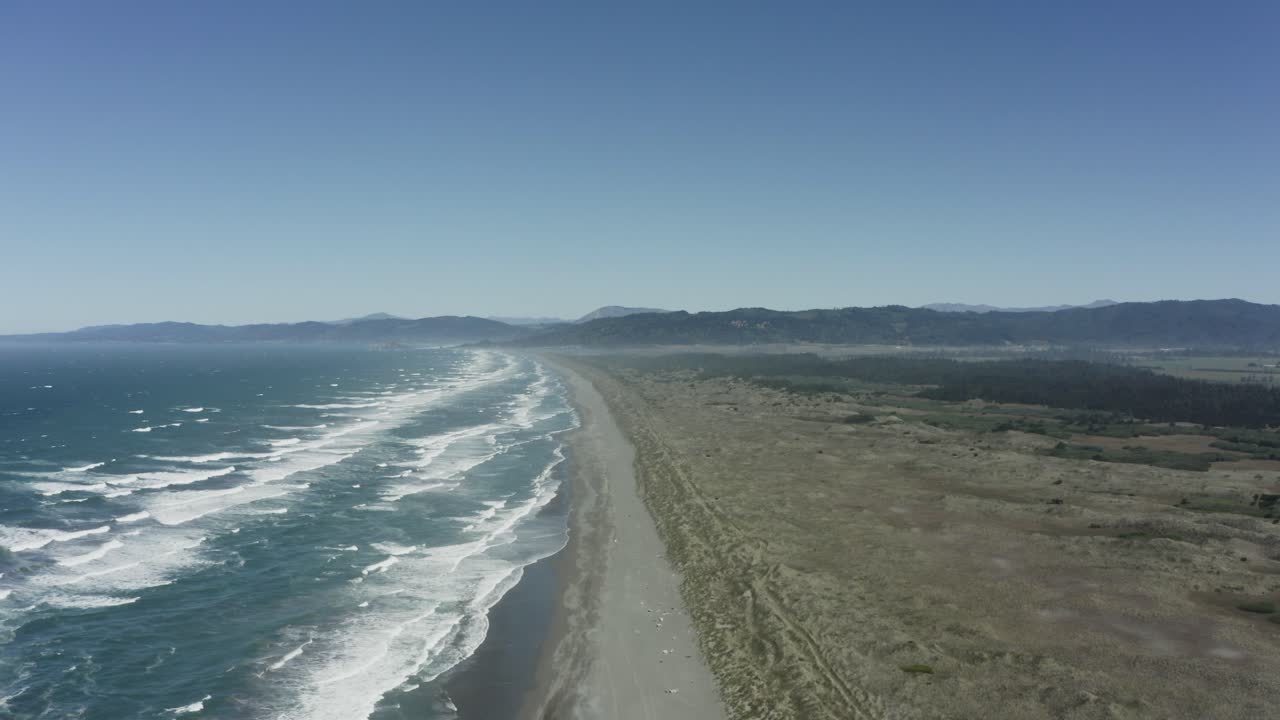 奧勒岡州南部海岸的廣角無人機鏡頭，藍色海浪拍岸而來。