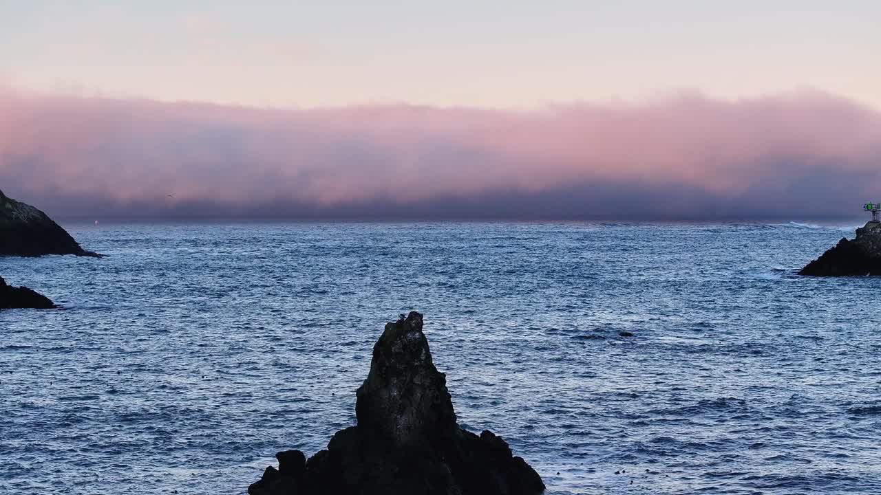 Luftfoto af tyk, tæt tåge ud for kysten ved Albion, Californien.