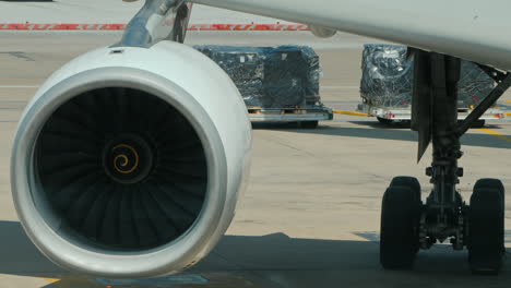 Der-Flügel-Eines-Passagierflugzeugs-Mit-Einem-Starken-Düsentriebwerk-Darauf