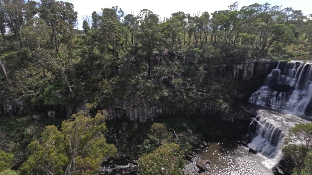 푸른 나무 들 사이 에 있는 폭포 의 공중 풍경