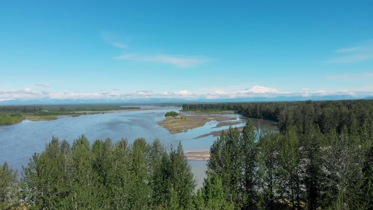 알래스카 여름날 멀리 데날리 산이 있는 수시트나 강의 4k 드론 비디오