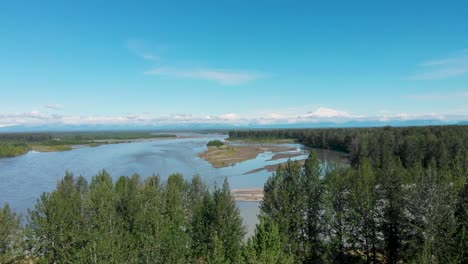 4K-Drohnenvideo-Des-Susitna-Flusses-Mit-Dem-Denali-Berg-In-Der-Ferne-An-Einem-Sommertag-In-Alaska