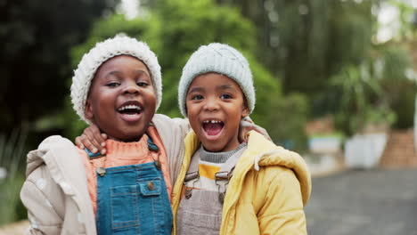 Liebe,-Glückliche-Und-Umarmende-Kinderfreunde