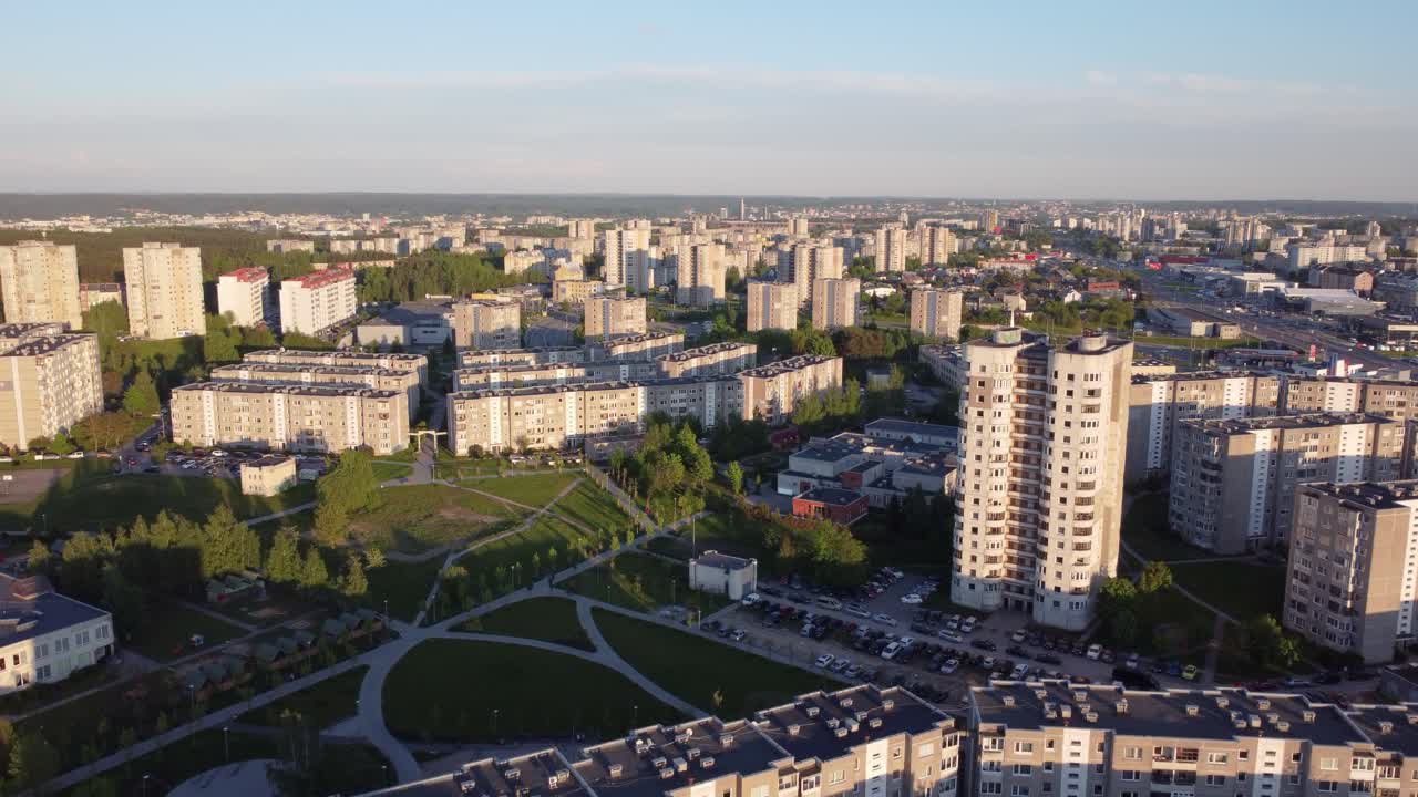 Восходящая панорамная съемка советского планового района Фабийонишкес в Вильнюсе, Литва, места съемок сериала HBO «Чернобыль»