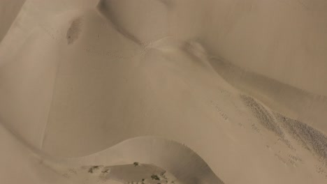 toma superior de drones de dunas en un desierto de postre