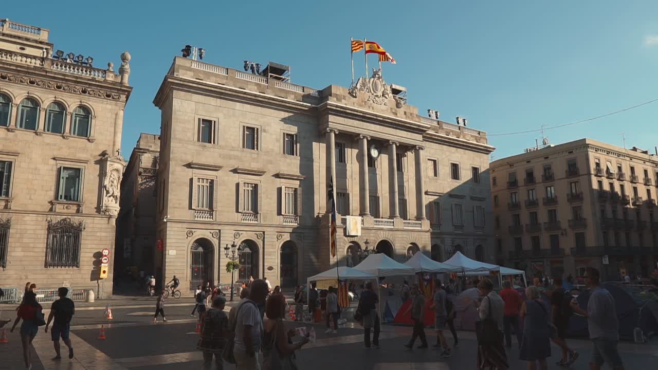 바르셀로나 시청 광장 사람들과 시장