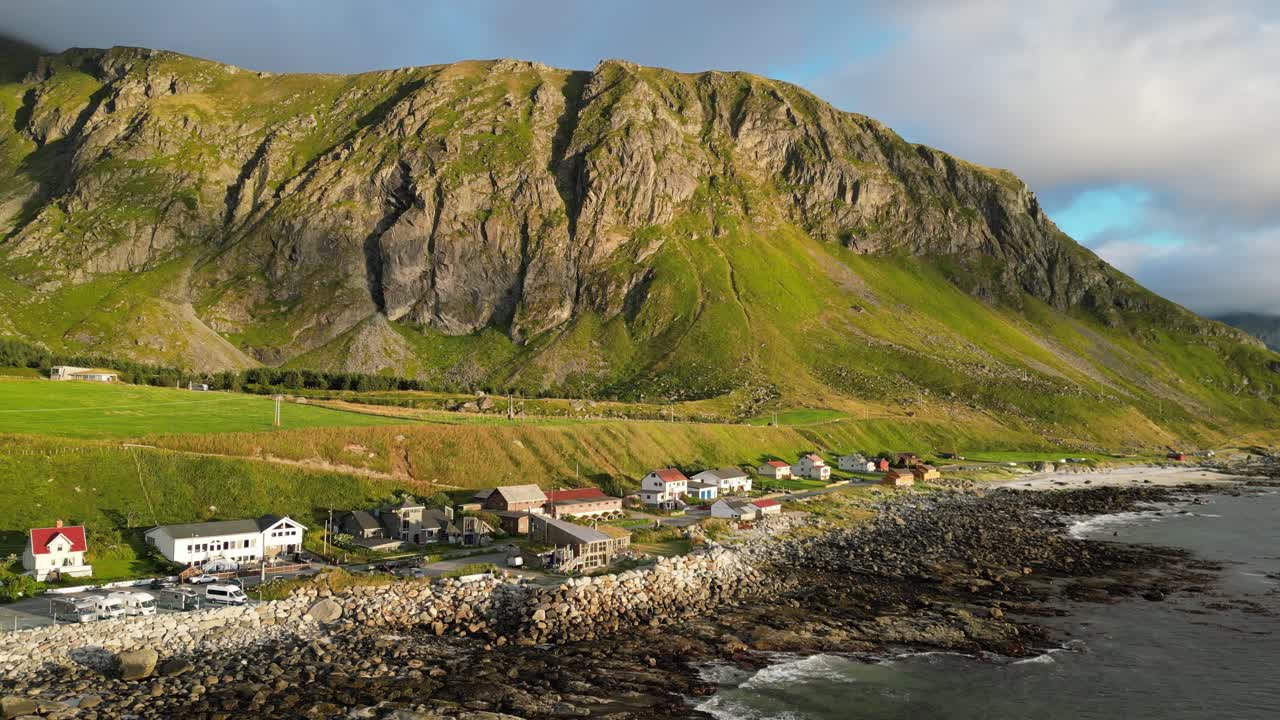 aldea de vikten en las islas lofoten costa áspera en noruega, escandinavia - aérea