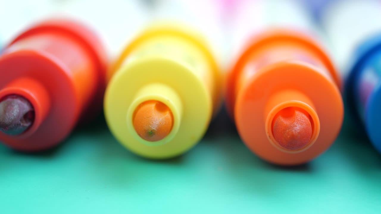 primer plano de los marcadores de colores