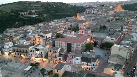 Luftaufnahme-Der-Stadt-Ragusa-Ibla-In-Sizilien-Bei-Sonnenuntergang,-Mittelalterliches-Dorf-In-Italien,-Drohnenansicht-Des-Sonnenuntergangs