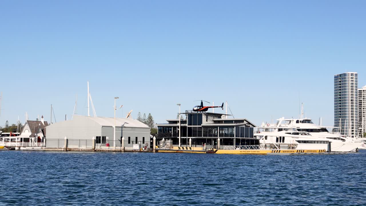 헬리터가 물 에 있는 건물에 착륙합니다.