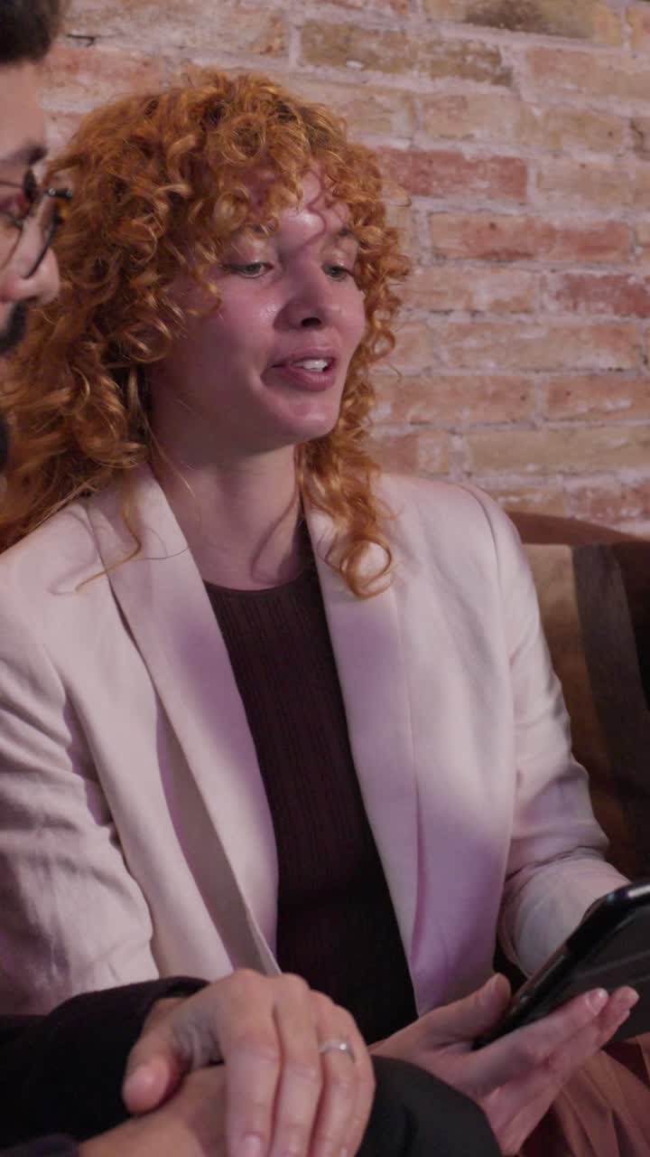 Donna con capelli ricci che indossa un blazer