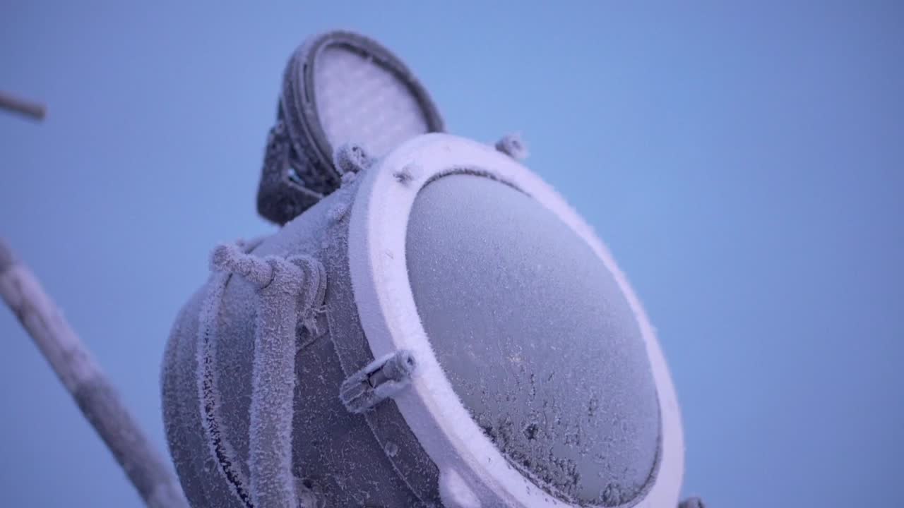 겨울에 얼어붙은 스포트라이트