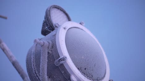 reflector congelado en invierno