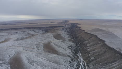 Cañón-Nevado-Invierno-Drone-Disparo-De-Extensas-Llanuras