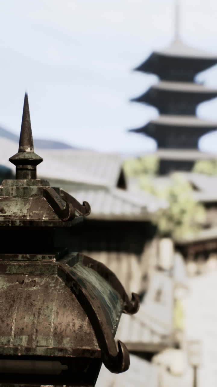 linterna japonesa oxidada con pagoda en el fondo