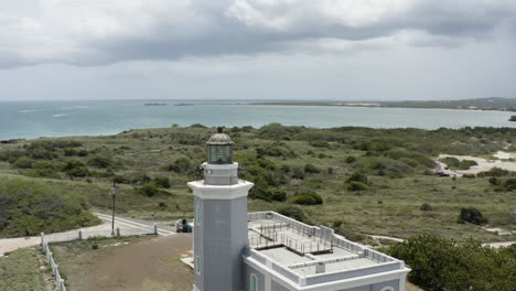 Vista-Aérea-Sobre-Los-Paisajes-Que-Rodean-Faro-Morillos-En-Cabo-Rojo-Puerto-Rico