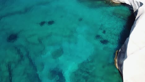 Rocas,-Acantilados-Y-Mar-Turquesa-En-La-Playa-De-Sarakiniko,-Isla-De-Milos-En-Las-Cícladas-En-Grecia