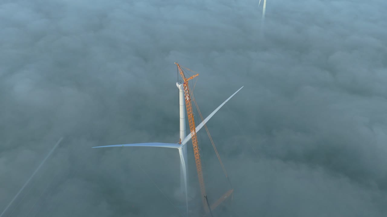 Rotor installation in Dutch fog with workers and a heavy crane on-site