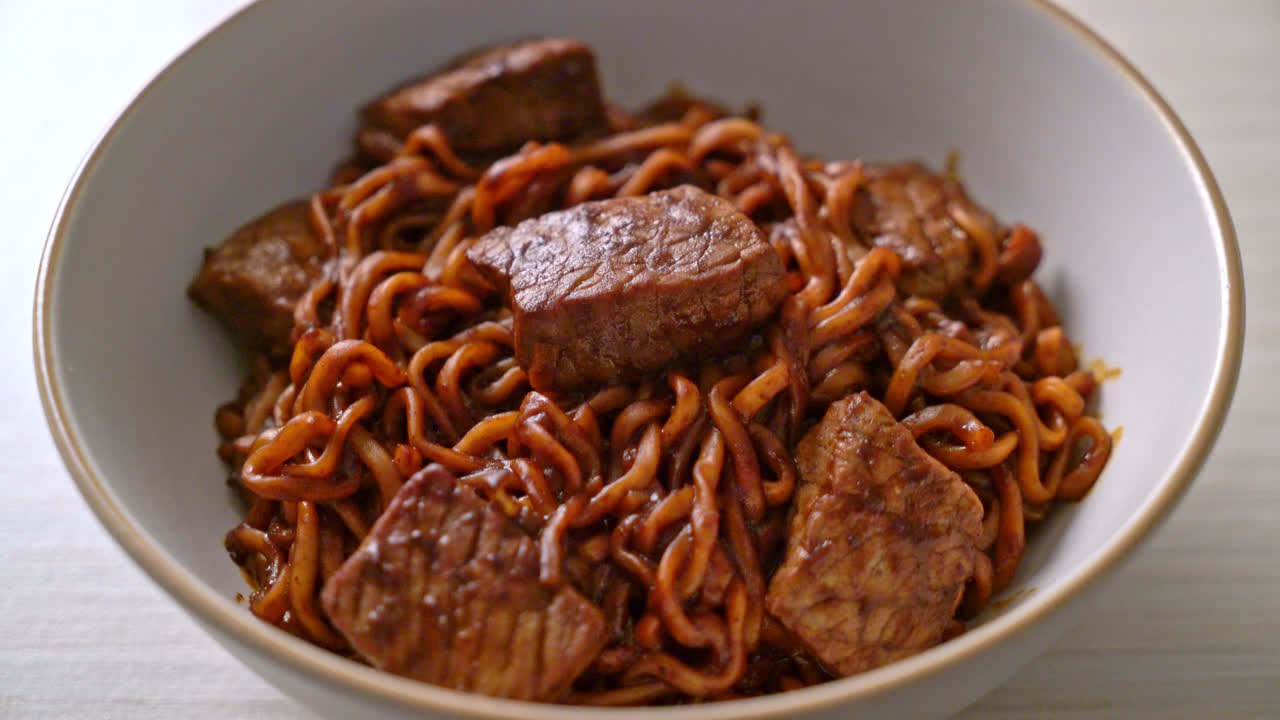 jjapaguri o chapaguri, fideos picantes de frijoles negros coreanos con carne de res - estilo de comida coreana