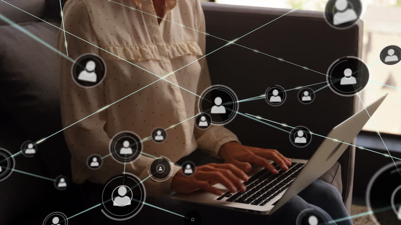 animación de la red de conexiones con las personas iconos sobre mujer de negocios caucásica usando computadora portátil